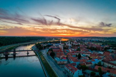 Kaunas 'ın eski kasabası, Litvanya. Şehir üzerinde renkli bir yaz günbatımının havadan görünüşü ve Nemunas ve Neris nehri birleşimi