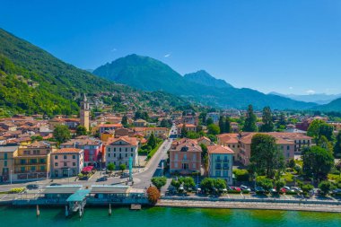 Porlezza kasabası, Lugano Gölü. İsviçre ile Lombardy, İtalya arasındaki Lugano Gölü 'ndeki havadan çekilmiş panoramik fotoğraf.