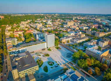Kaunas şehir merkezi, Unity Meydanı, Avrupa 'nın en yeni ve modern meydanlarından biri. Hava aracı görünümü