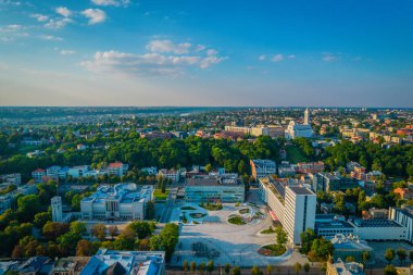 Kaunas şehir merkezi, Unity Meydanı, Avrupa 'nın en yeni ve modern meydanlarından biri. Hava aracı görünümü