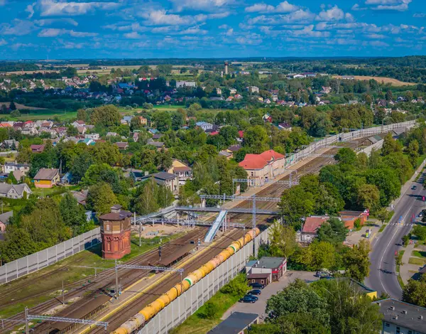Litvanya, Kaisiadorys 'deki tren istasyonu. Yolcu ve yük treni istasyonunun hava aracı görüntüsü