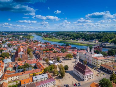 Kaunas 'ın eski kasabası, Litvanya. Kaunas şehir merkezinin panoramik insansız hava aracı görüntüsü birçok kırmızı çatı evi, kilise ve diğer tarihi binalarla dolu.