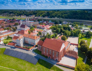 Kaunas 'ın eski kasabası, Litvanya. Kaunas şehir merkezinin panoramik insansız hava aracı görüntüsü birçok kırmızı çatı evi, kilise ve diğer tarihi binalarla dolu.