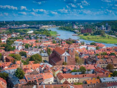 Kaunas 'ın eski kasabası, Litvanya. Kaunas şehir merkezinin panoramik insansız hava aracı görüntüsü birçok kırmızı çatı evi, kilise ve diğer tarihi binalarla dolu.