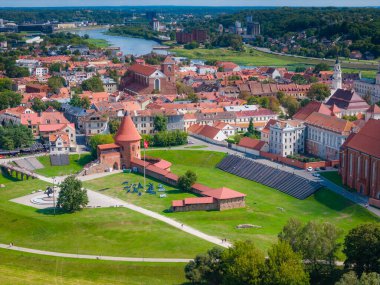 Kaunas 'ın eski kasabası, Litvanya. Kaunas şehir merkezinin panoramik insansız hava aracı görüntüsü birçok kırmızı çatı evi, kilise ve diğer tarihi binalarla dolu.