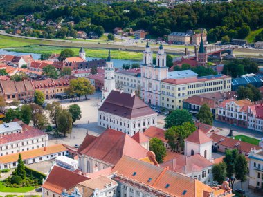 Kaunas Belediyesi, Litvanya. Kaunas şehir merkezinin panoramik insansız hava aracı görüntüsü ve birçok tarihi bina.