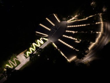 Geceleyin Kaunas Şarkı Vadisi 'ni birçok ışıkla yeniledi. Hava aracı görünümü