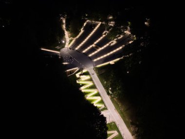 Geceleyin Kaunas Şarkı Vadisi 'ni birçok ışıkla yeniledi. Hava aracı görünümü