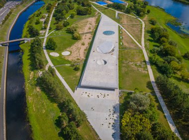 Bilim Kaunas şehir merkezindeki Nemunas adasında bir yenilik müzesi. Bilim adası adı verilen müzenin hava aracı görüntüsü