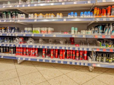 08 12 2024 - Kaunas, Litvanya. Süpermarketteki rafların yarısı boş. Mal açığı. Tasfiye satış kampanyasından sonra rafları boşalt