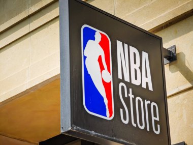 08 19 2024 - Paris, Fransa. Paris 'teki eski bir binanın lig logosuna sahip NBA mağaza tabelası. Burada resmi hayran kıyafetleri, dükkan var.