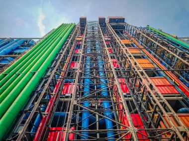 Paris, Fransa 'daki Centre Georges Pompidou' nun duvarında renkli borular ve havalandırmalar var. Modern mimari yapı cephesi