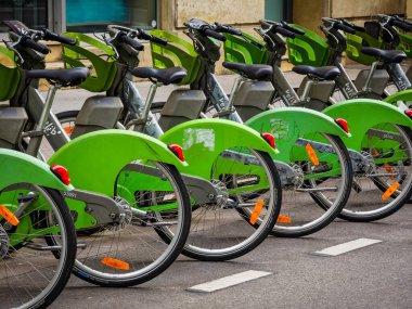 08 21 2024 - Paris, Fransa. Paris 'te bisiklet turizmi. Kiralık Velib bisikletleri bir caddeye park etmiş.