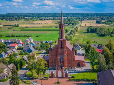 Kaisiadorys, Litvanya. Litvanya şehrinin hava aracı görüntüsü, 2024 kültürünün başkenti. Kilisesi olan bir merkez meydan.