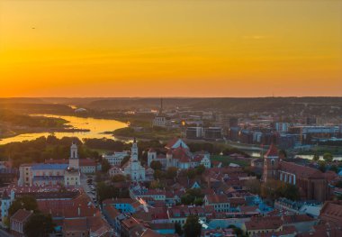 Kaunas 'ın eski kasabası, Litvanya. Kaunas şehir merkezinin panoramik insansız hava aracı görüntüsü birçok kilise ve diğer tarihi binalarla birlikte. Akşam batımı