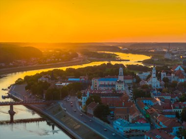Kaunas 'ın eski kasabası, Litvanya. Kaunas şehir merkezinin panoramik insansız hava aracı görüntüsü birçok kilise ve diğer tarihi binalarla birlikte. Akşam batımı