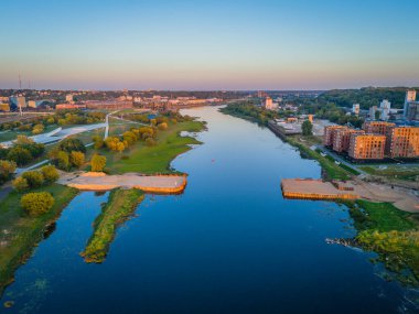 Litvanya, Kaunas 'ta bulunan yeni yaya köprüsü inşaatının havadan görüntüsü. Nemunas adasına köprü yapıyorum. İnşaat süreci