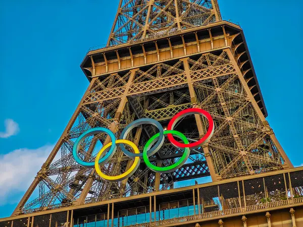08 28 2024 - Paris, Fransa. Paris 2024 için Eyfel kulesine olimpiyat yüzükleri monte edildi