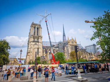 09: 15 2024 - Paris, Fransa. Notre Dame şantiyesi iskeleleri ve vinçleri var. Yangın sonrası inşaat halindeki katedral. Yeniden yapılanma süreci