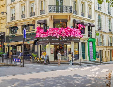 09 16 2024 - Paris, Fransa. Çiçek düzenlemeleri ile dekore edilmiş restoranın ön cephesi. Paris 'teki Le Petit Hong Kong restoranı..
