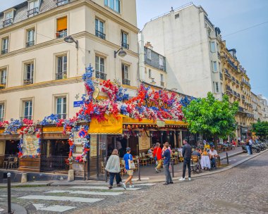 09 16 2024 - Paris, Fransa. Le Vrai Paris Restoranı. Montmartre bölgesinde geleneksel bir Fransız kafesi. Çiçek aranjmanıyla süslenmiş cephe