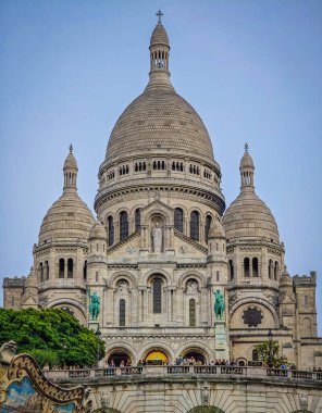 Basilique Du Sacre Coeur de Montmartre. Paris, Fransa 'da kutsal kalp ikonik beyaz kubbeli kilisenin yakın fotoğrafı.