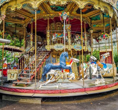 09 25 2024 - Paris, Fransa. Montmartre 'daki Saint-Pierre' de Sacre Coeur Bazilikası 'nın önünde.