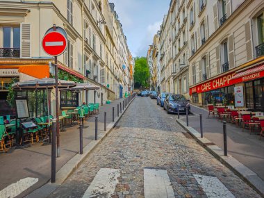 09: 15 2024 - Paris, Fransa. Paris sokak fotoğrafçılığı. Montmartre Paris 'te rahat bir cadde