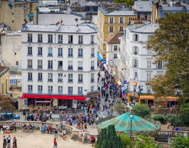 09 25 2024 - Paris, Fransa. Sacre-Coeur Bazilikası 'ndan Louise Michel Meydanı ve Montmartre Panoraması