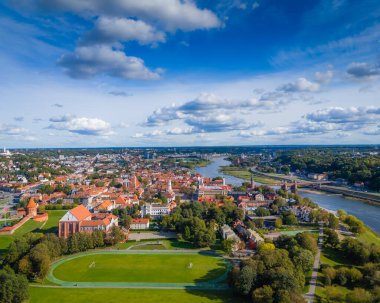 Kaunas 'ın eski kasabası, Litvanya. Kaunas şehir merkezinin panoramik insansız hava aracı görüntüsü ve birçok tarihi bina.