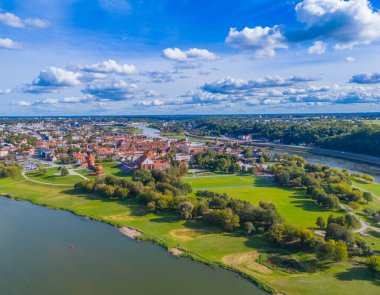Kaunas 'ın eski kasabası, Litvanya. Kaunas şehir merkezinin panoramik insansız hava aracı görüntüsü ve birçok tarihi bina.