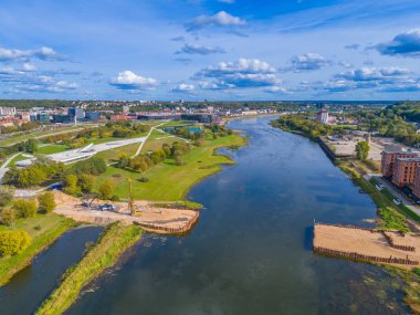 Litvanya, Kaunas 'ta yeni yaya köprüsü inşaatı. Nemunas Adası Bilim Müzesi 'ne giden köprünün insansız hava aracı görüntüsü. 