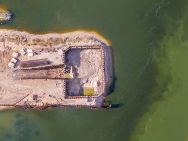 Litvanya, Kaunas 'ta yeni modern köprü inşaatı şantiyesi. Nehrin iki kıyısını birbirine bağlayan köprünün insansız hava aracı görüntüsü. Çalışma süreci