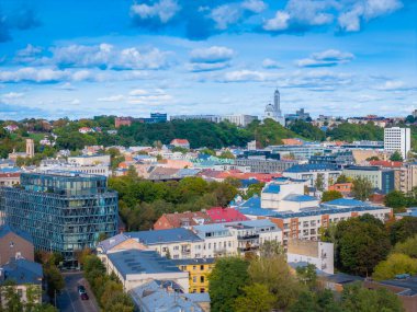 Kaunas 'ın yeni şehir merkezi. Kaunas şehrinin panoramik görüntüsünün arka planda kilisenin hava aracı fotoğrafı.