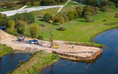 Litvanya, Kaunas 'ta yeni yaya köprüsü inşaatı. Nemunas Adası Bilim Müzesi 'ne giden köprünün insansız hava aracı görüntüsü. 