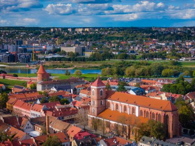 Önünde katedral olan Kaunas eski kasabası, Litvanya. Kaunas şehir merkezinin panoramik insansız hava aracı görüntüsü ve birçok tarihi bina.