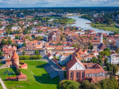 Kaunas 'ın eski kasabası, Litvanya. Kaunas şehir merkezinin panoramik insansız hava aracı görüntüsü ve birçok tarihi bina.