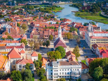 Kaunas 'ın eski kasabası, Litvanya. Kaunas şehir merkezinin panoramik insansız hava aracı görüntüsü ve birçok tarihi bina.