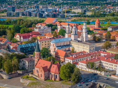 Kaunas 'ın eski kasabası, Litvanya. Kaunas şehir merkezinin panoramik insansız hava aracı görüntüsü ve birçok tarihi bina.