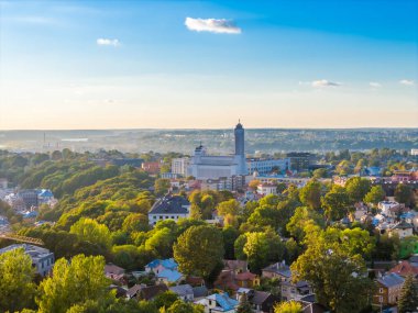 Kaunas, Litvanya ve Zaliakalnis bölgesindeki Hristiyanların Diriliş Kilisesi. Sonbahar günbatımında hava aracı görüntüsü