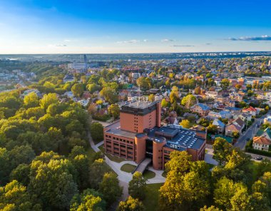 Kaunas İlçesi Halk Kütüphanesi Azuolynas, Oaks Grove ve Zaliakalnis Bölgesi. Hava aracı görüntüsü fotoğrafı