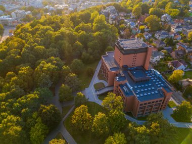 Kaunas İlçesi Halk Kütüphanesi Azuolynas, Oaks Grove ve Zaliakalnis Bölgesi. Hava aracı görüntüsü fotoğrafı
