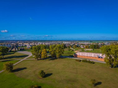 Kaunas, Litvanya 'daki dokuzuncu kale. Kaunas IX Fort Müzesi. İkinci Dünya Savaşı sırasında Nazizm mağdurları için bir anıt ve anıt. Hava aracı görüntüsü fotoğrafı