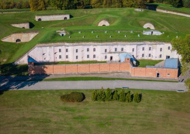 Kaunas, Litvanya 'daki dokuzuncu kale. Kaunas IX Fort Müzesi. İkinci Dünya Savaşı sırasında Nazizm mağdurları için bir anıt ve anıt. Hava aracı görüntüsü fotoğrafı