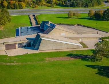 Kaunas, Litvanya 'daki dokuzuncu kale. Kaunas IX Fort Müzesi. İkinci Dünya Savaşı sırasında Nazizm mağdurları için bir anıt ve anıt. Hava aracı görüntüsü fotoğrafı