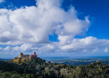 Sintra, Lizbon, Portekiz 'deki Ulusal Pena Sarayı. Ünlü tarihi Pena sarayının panoramik hava aracı görüntüsü. 