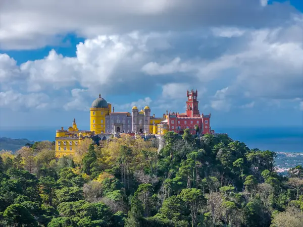 Sintra, Lizbon, Portekiz 'deki Ulusal Pena Sarayı. Ünlü tarihi Pena sarayının panoramik hava aracı görüntüsü. 