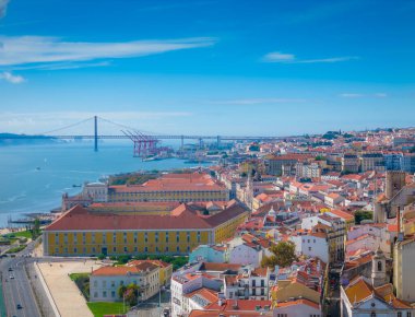 Lizbon şehir merkezinin, Lizbon 'un eski kasabası Portekiz' in Baixa ve Alfama bölgelerinin hava manzarası. Panoramik dron fotoğrafı
