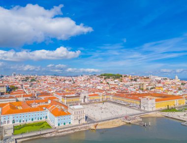 Lizbon 'un eski bir kasabası olan Portekiz' in Comercio ve Baixa semtlerindeki Praca do Comercio hava manzarası. Central Square ve Arco da Rua Augusta 'nın panoramik drone fotoğrafı