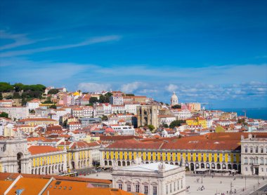 Lizbon 'un eski bir kasabası olan Portekiz' in Comercio ve Baixa semtlerindeki Praca do Comercio hava manzarası. Central Square ve Arco da Rua Augusta 'nın panoramik drone fotoğrafı